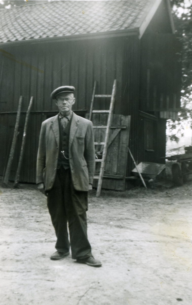 Stenarbetare Gustav "Lille Gustav" Larsson (1883 - 1963) vid Sporred 1:2 okänt årtal. Bodde med brodern i föräldrahemmet.
