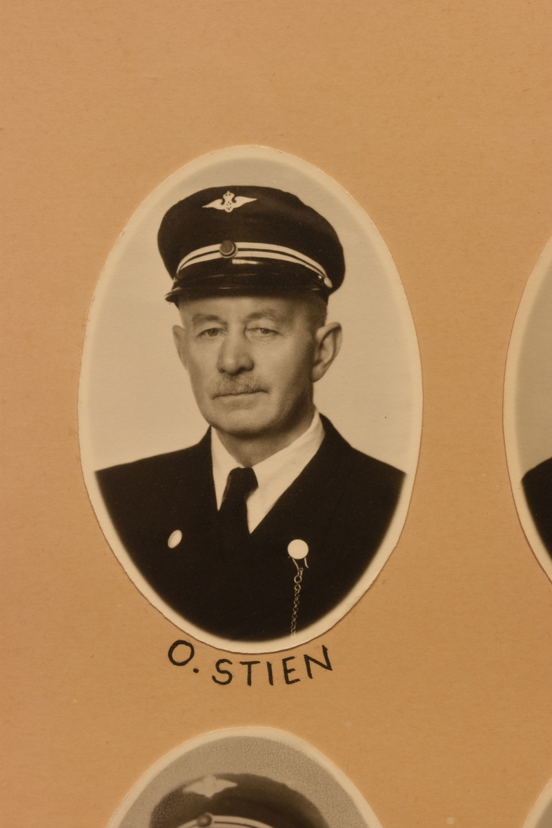 Bilde i ramme.  Foto av konduktørpersonale i Kristiansand distrikt og Kristiansand jernbanestasjon i 1949. Bildene er limt opp på papp.