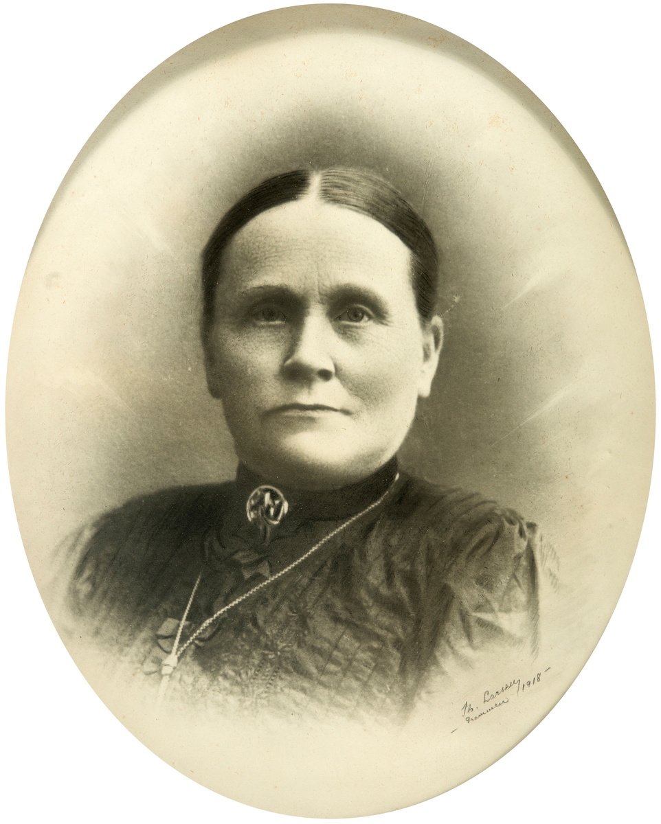 Portrett dame, Dorthea Caroline Jørstad, født 9/12-1856 i Kristiania.