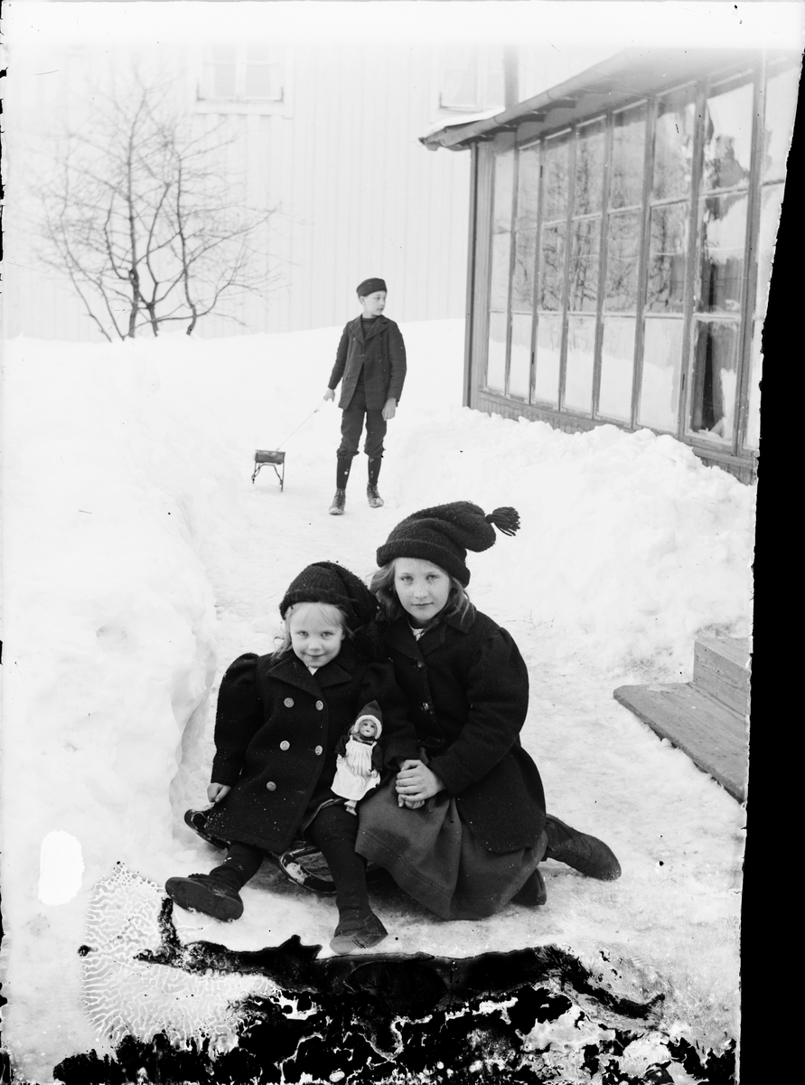 Tyra, Sara och Josef Edhlund i snön vid fotoateljén, kvarteret Guldskäret, Östhammar, Uppland
