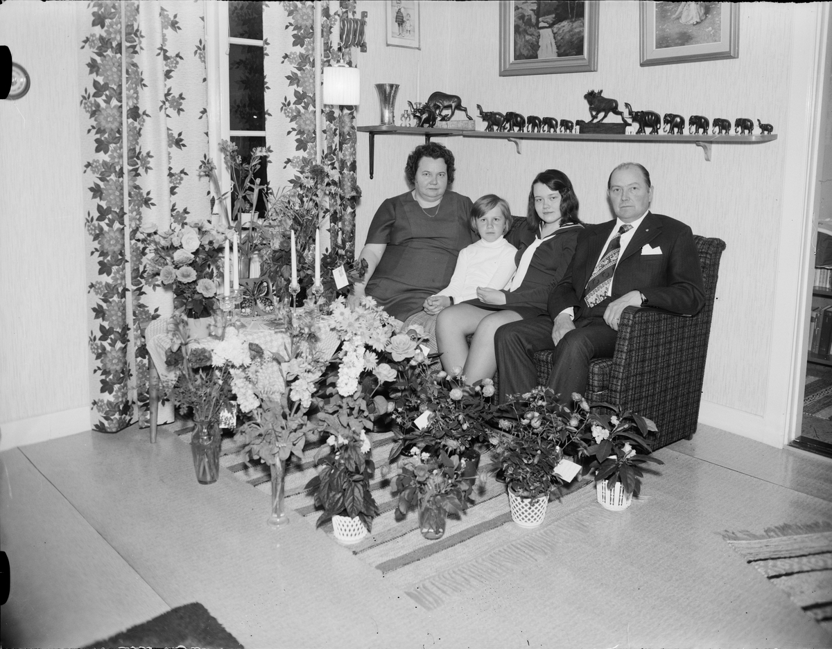 Familjen Mattsson i hemmet omgivna av blommor, Östhammar, Uppland