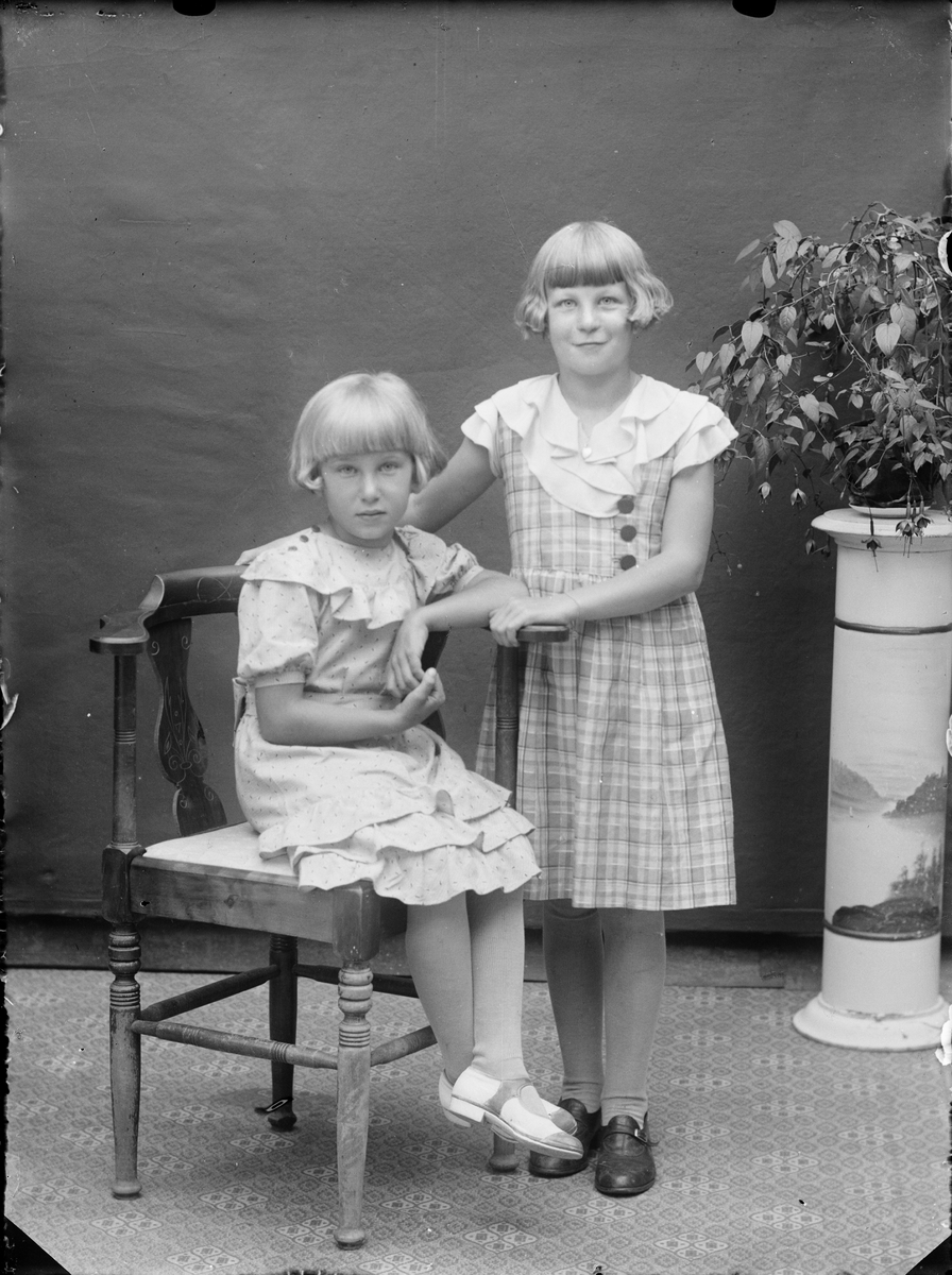 Ateljéporträtt - två flickor, Alunda, Uppland