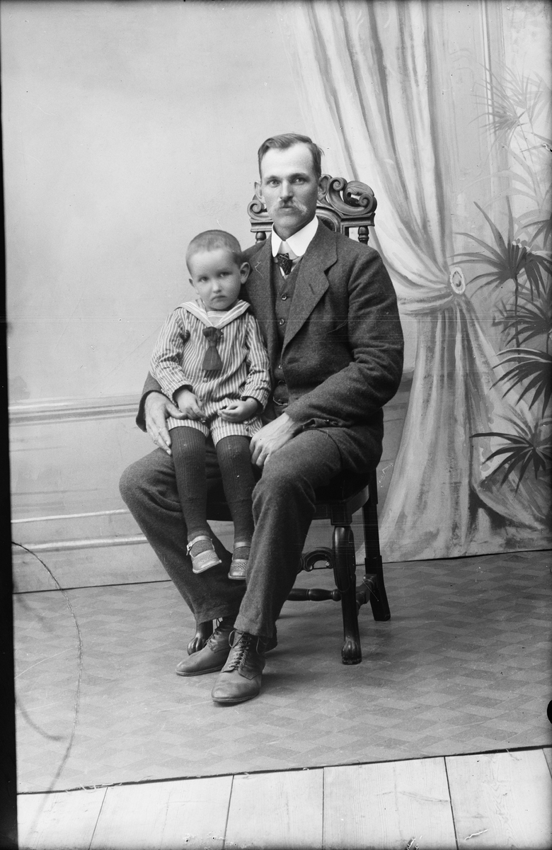 Ateljéporträtt - man och liten pojke, Alunda, Uppland