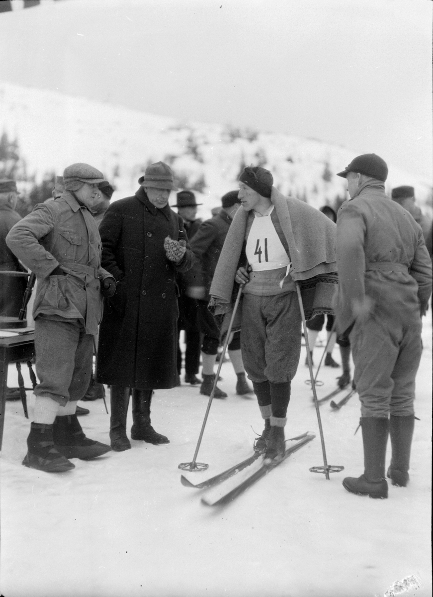 Ole Østlund som tidtaker under Graakallrennet i 1933