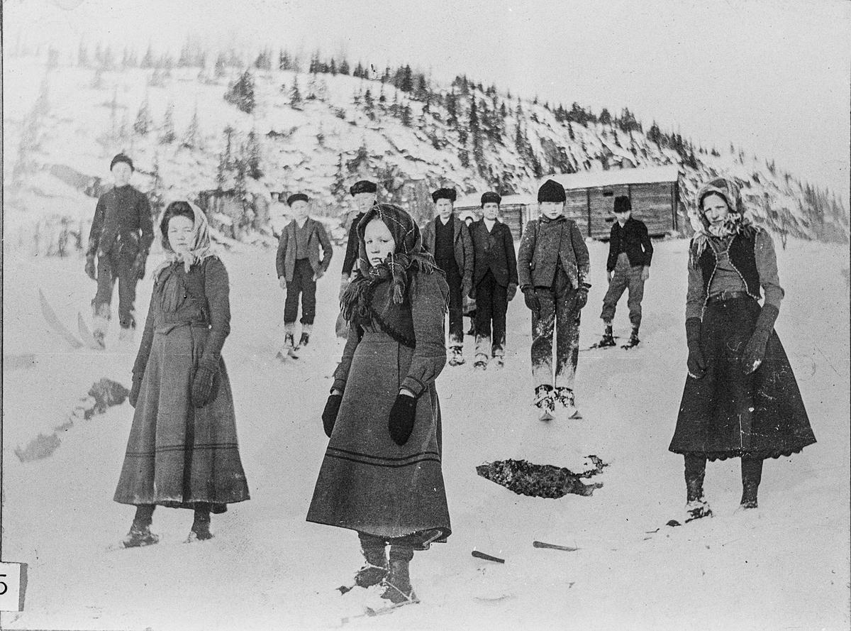 Skoleungdom på ski, ca. 1900-1910.  Fra Vestbygda skole i Eggedal. Kanskje skoleskirenn? 
