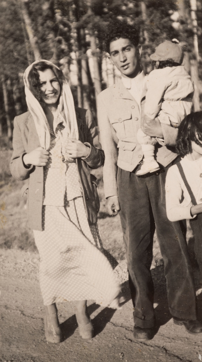 Ungt romskt par med två barn i Österfärnebo 1950.