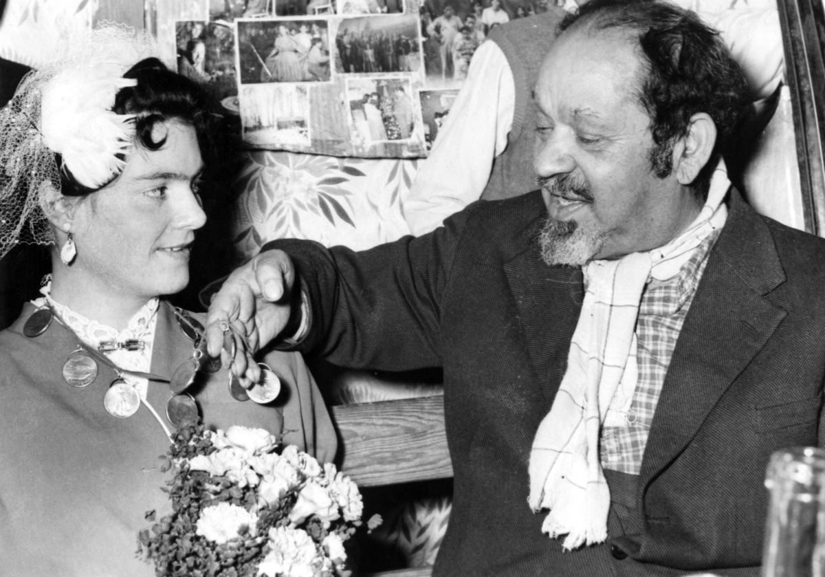 Romskt bröllop 1957. Bruden får ett halsband prytt med guldmynt att bära som smycke för att visa att hon nu är gift.