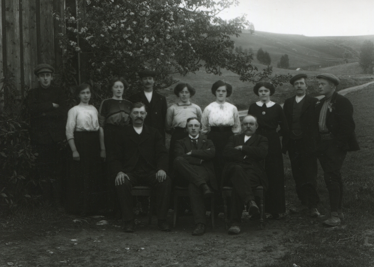 Bang, gruppe ved hus 1913