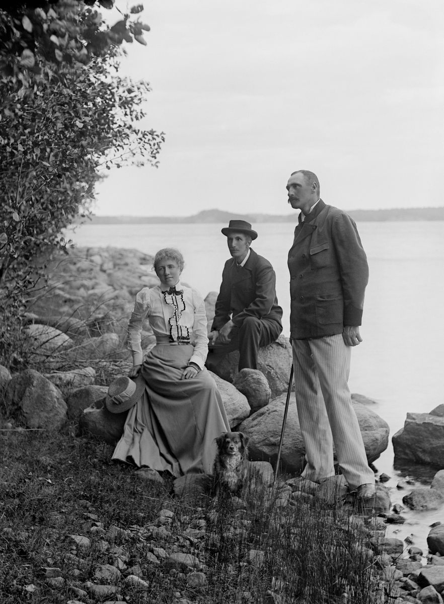 Fotograf Emil Durling i sällskap med ett oidentifierat par. Sannolikt är bilden tagen nära Durlings hem Strömmen i Sankt Anna.