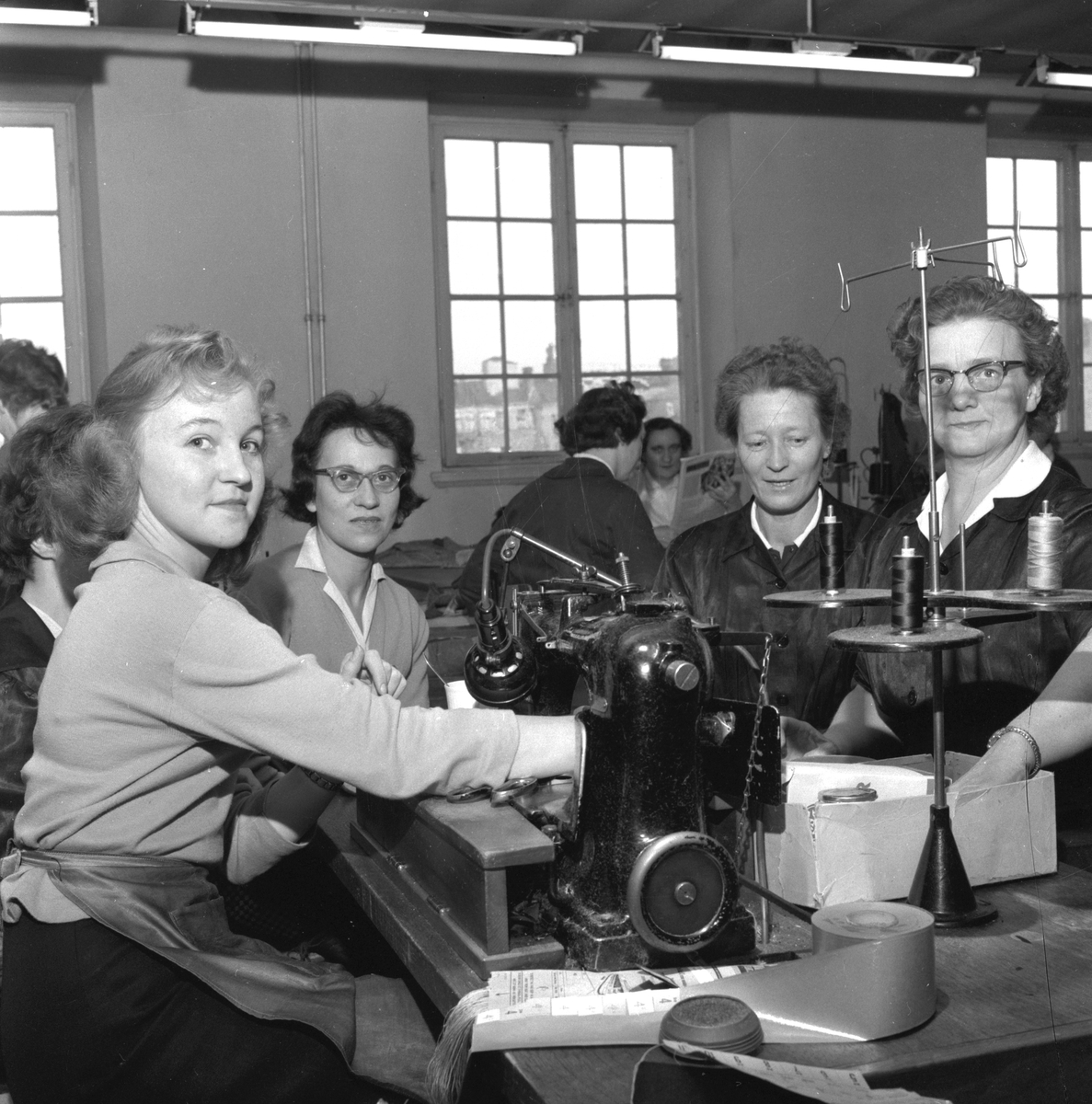 Skobranschen ser på yrkesskolan.
6 februari 1959.