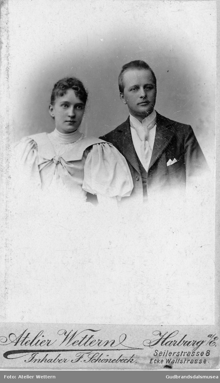 Brudeparet Helene Johnsen (f. 1878) og Gudmund Olai Johnsen (1871-1949 - son til Ola Johnsen Kjeken)