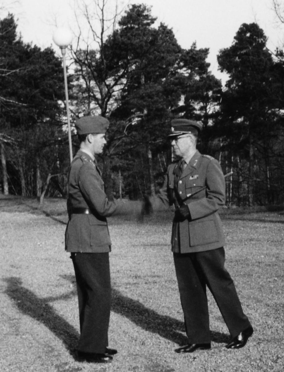 Avtackning 1961

Bild 1.  Major Montgomery avtackas av regementschefen överste Virgin.
Bild 2.  Major Montgomery väntar, i bakgrunde ser vi officerskåren uppställd.