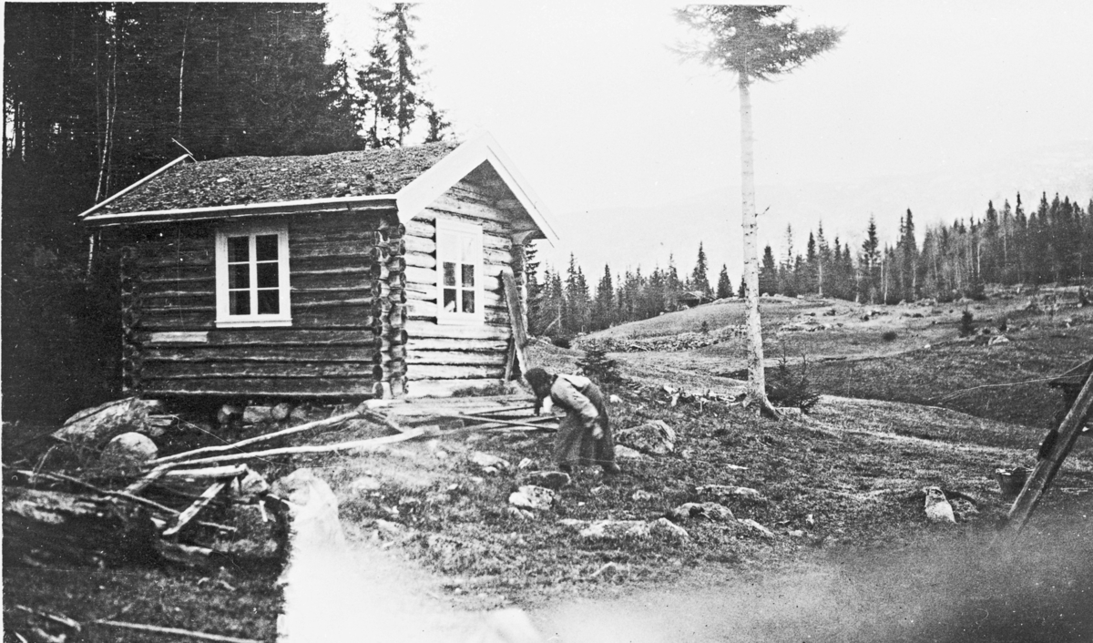 "Snekkerbua" på Frøvoll. Kari Gamlerødningen på vei hjem. Ca 1920.