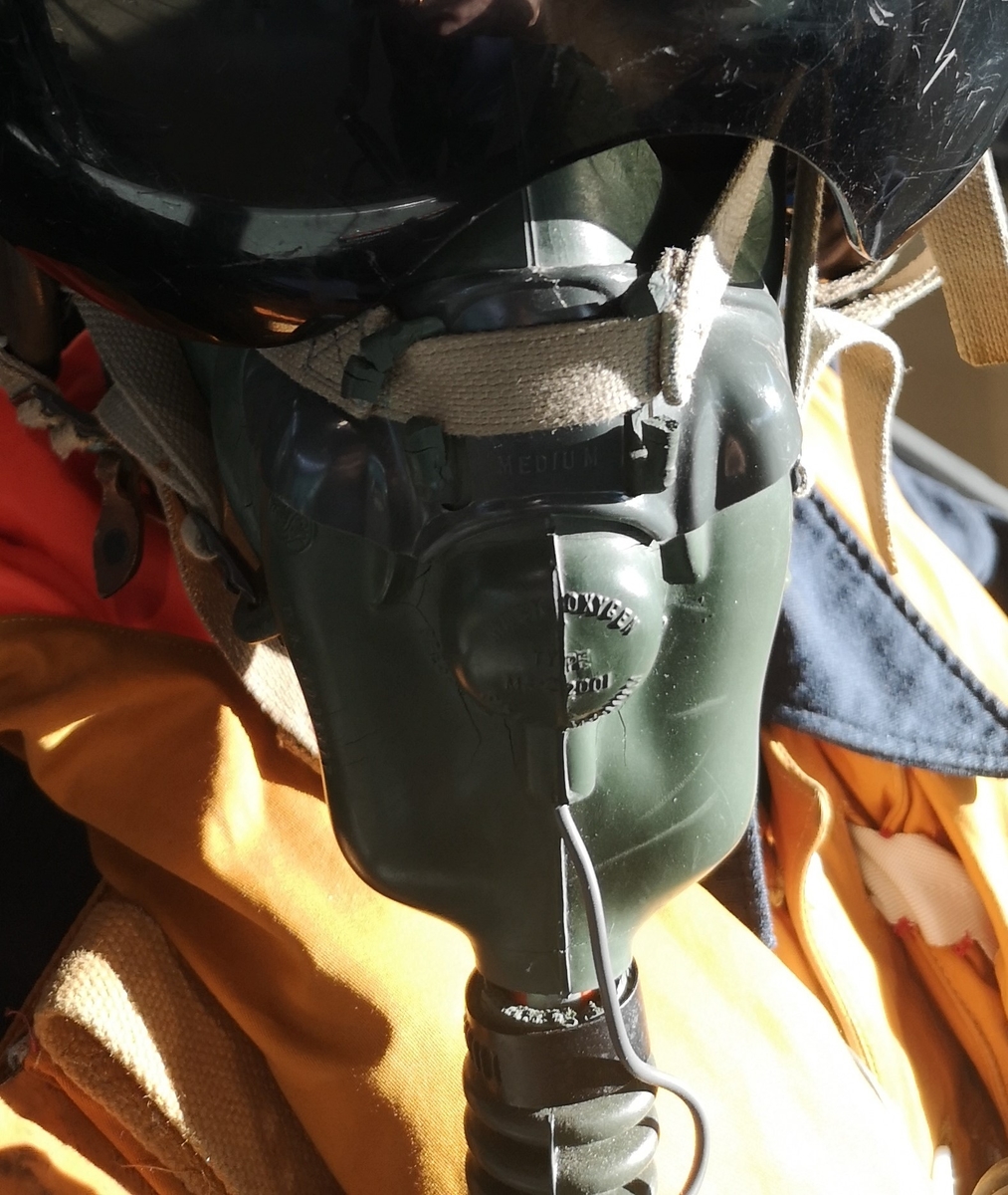 Oxygenmaske montert på dukke i F-86F Cockpit
