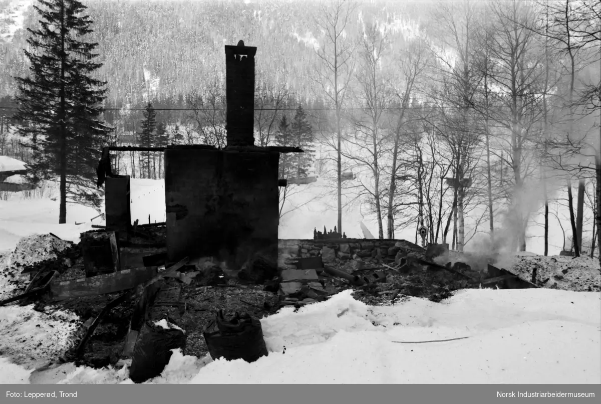 Totalskadet hytte ved Bruflått etter brann.