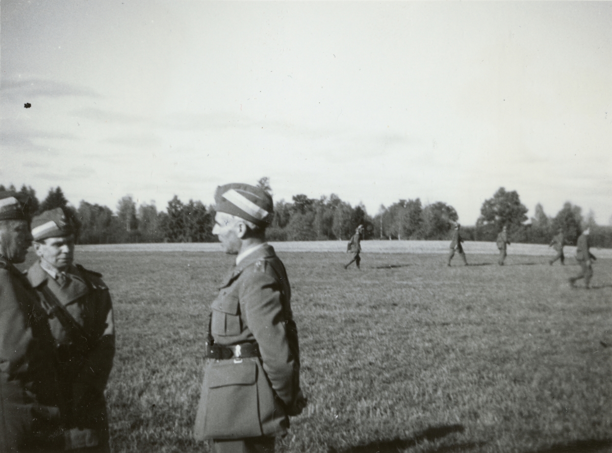Text i fotoalbum: "Brigfälttjänstövning hösten 1950. Urlastning på linjen i trakten av Fjugesta. Philipsson".
