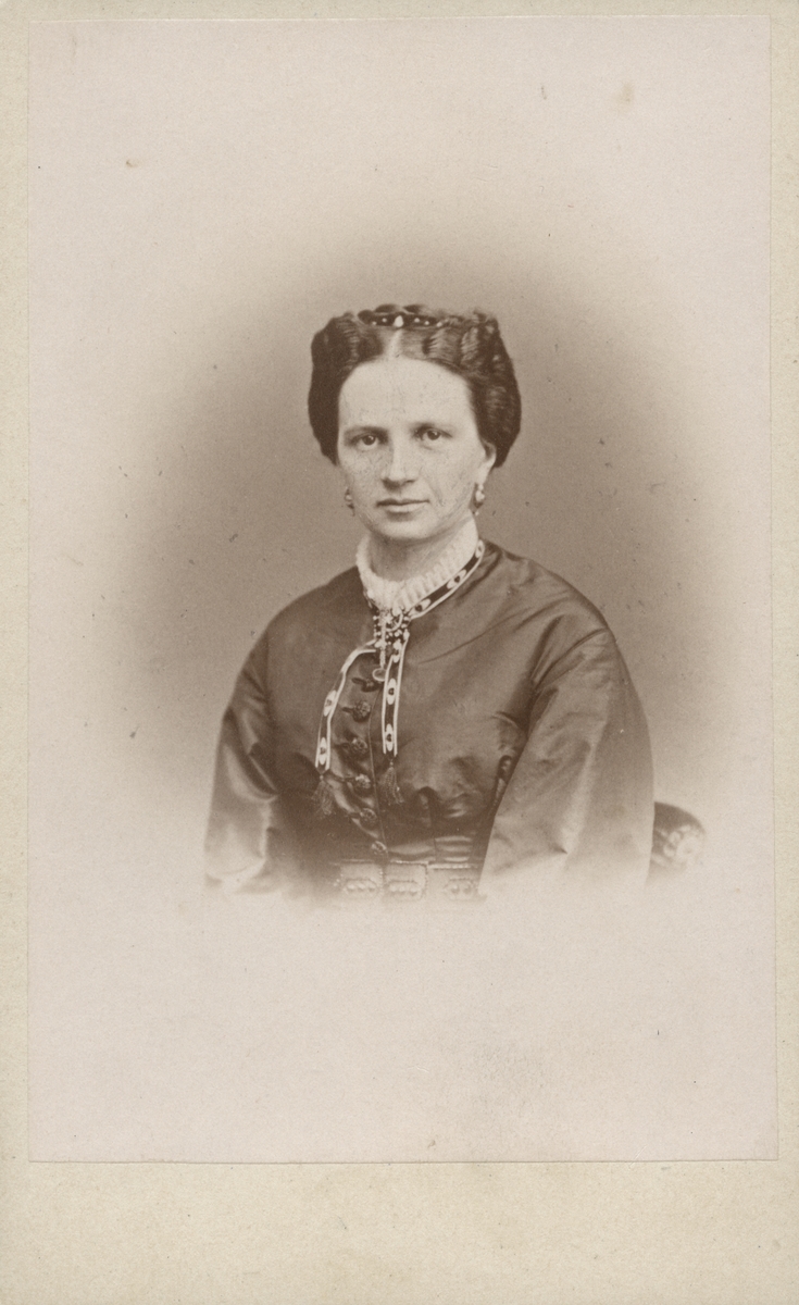 Troligtvis Hilda Karolina Brandt (1833-1886), hustru till Per Johan Haegerstrand (1826-1905).