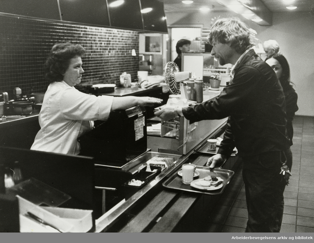 Romsås senter. Kafeen/kantina. Vaktmester Halgrim Lauritsen og Vera Myhre ved kassa. September 1980