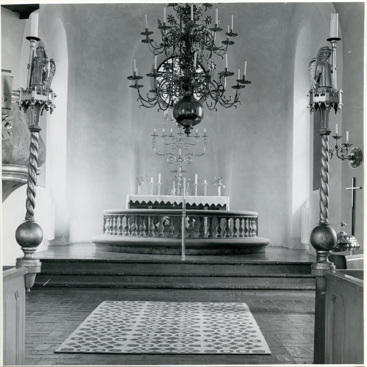 Skultuna sn, Västerås.
Interiör av Skultuna kyrka, mot altaret. 1980.