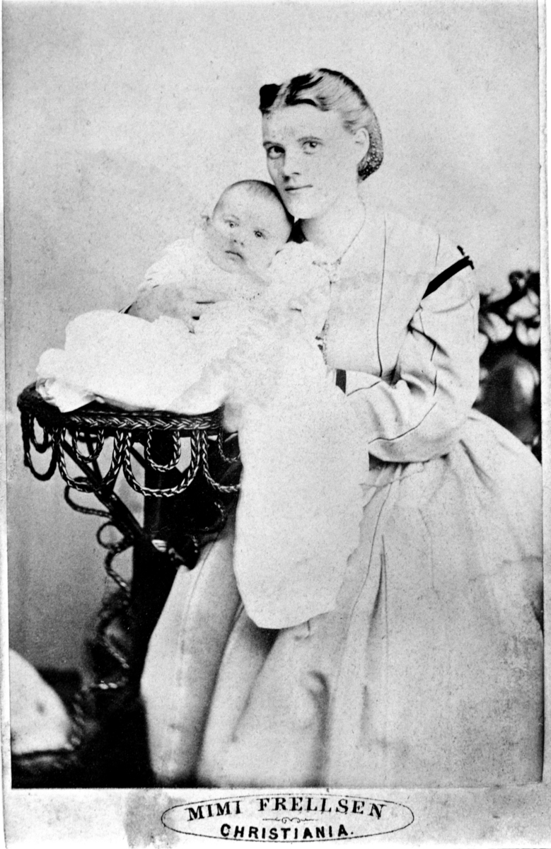 GRUPPE: 2, MOR OG BARN, DATTER AV ANDERS SØRENSEN. Elise Marie Sørensen (f. 21/9-1846) med sønnen Georg Axel Wilhelm på fanget. Sannsynligvis tatt i 1869.