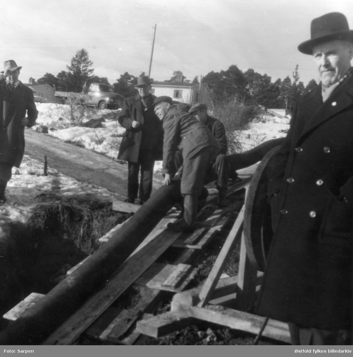 Vannledning legges til Opsund i Sarpsborg, ca. 1958?
Ingeniør Engelsen, ant. mann til høyre.
