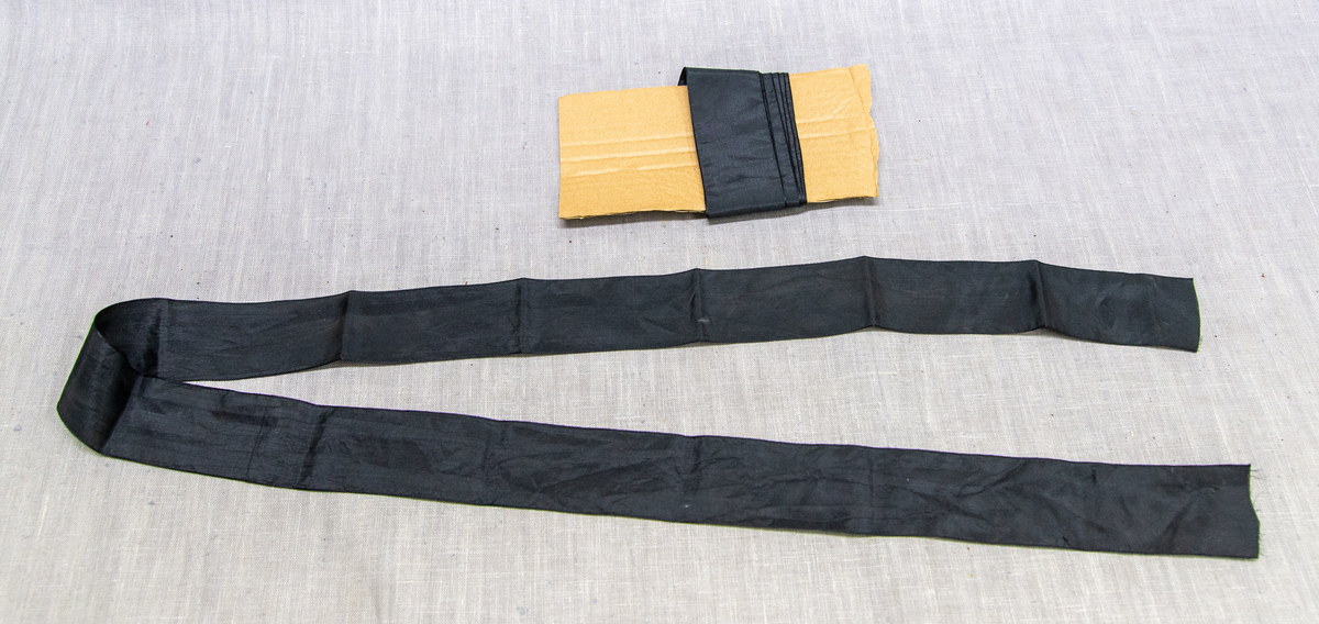 5,3 centimeter breie svarte silkeband; 1 stk 140 cm, 1 stk 3 meter