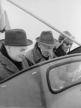 Fr.v. avdelningsdirektör Alf Lindeberg, postmästare Einar Modig,
Norrtälje och postförare Petrus Nordstedt.