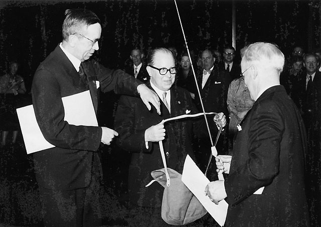Gerhard Horn, t.v., och Harry Lytzén överlämnar en gåva till pm G E
Jönsson vid Postfolkets 10-årsjubilem i Göteborg, år 1955.