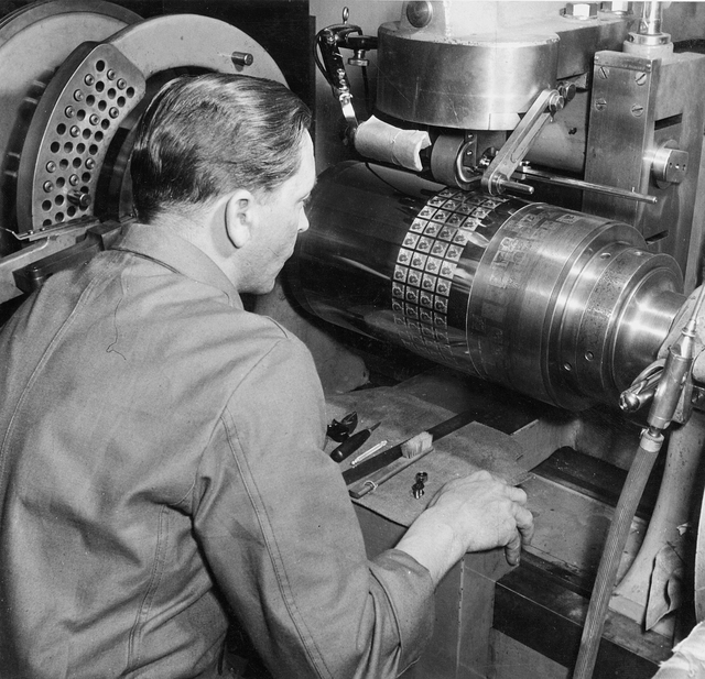 Detalj av präglingsmaskinen, med vilken frimärksbilden förs över
från överföringsrulle (positiv bild) till tryckcylinder (negativ
bild). De nya Gustaf VI Adolf-frimärkena.