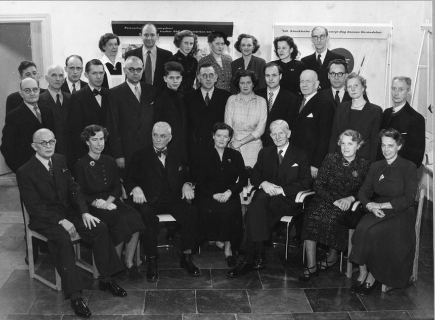 F.d. och nuvarande personal samlade i Postmuseum 23/11 1952
inför intendent Heurgrens avgång från tjänsten.