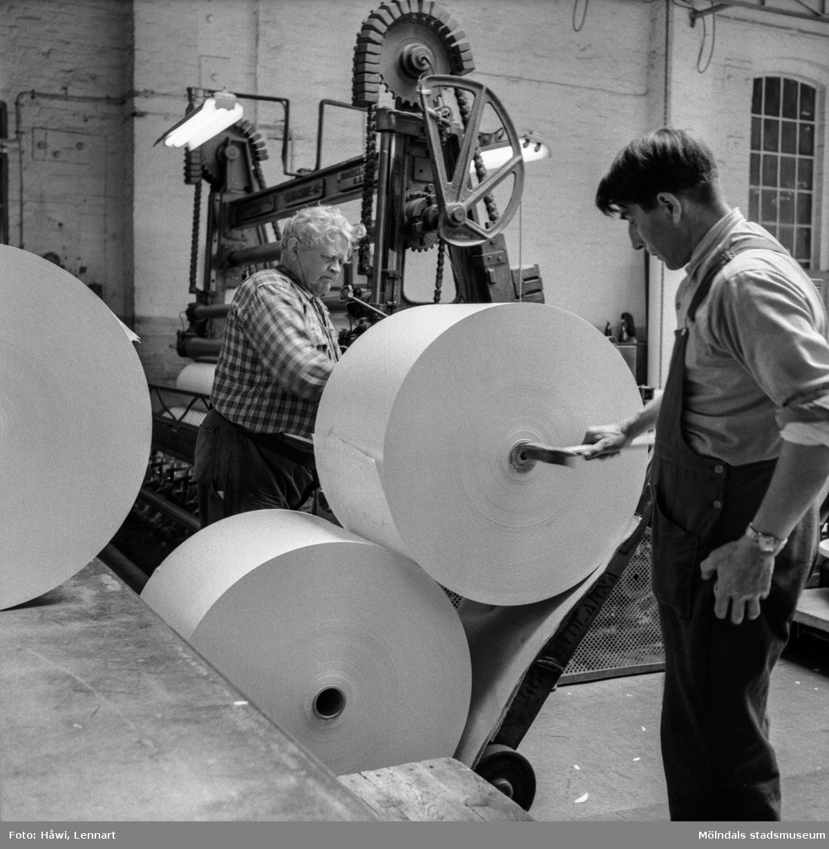 Män i arbete vid maskin på pappersbruket Papyrus i Mölndal, 8/5 1955.