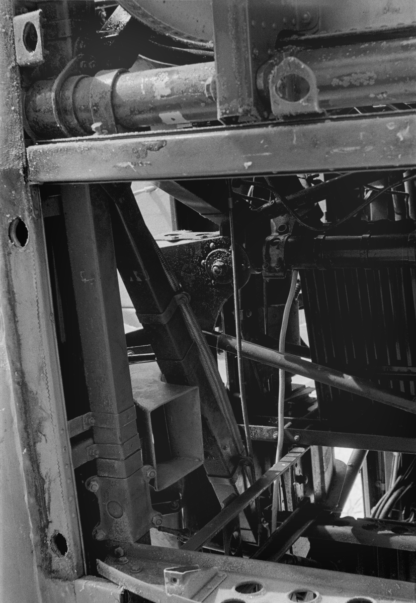 Sprickbildning i vingbalk på flygplan Gloster Gladiator gul J efter beskjutning i luftstrid den 7 mars 1940. Vid F 19, Svenska frivilligkåren i Finland, 1940. Serie om 2 bilder.