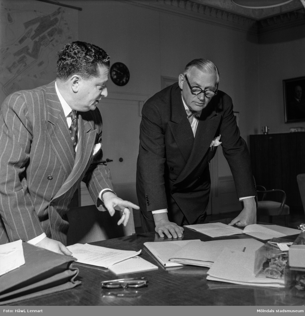 Kamrer Einar Harald och bankdirektör Marcus Wallenberg på pappersbruket Papyrus i Mölndal, 15/6 1955.