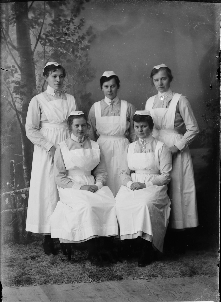 Fem kvinnor i sjukvårdsuniform, Östhammar, Uppland