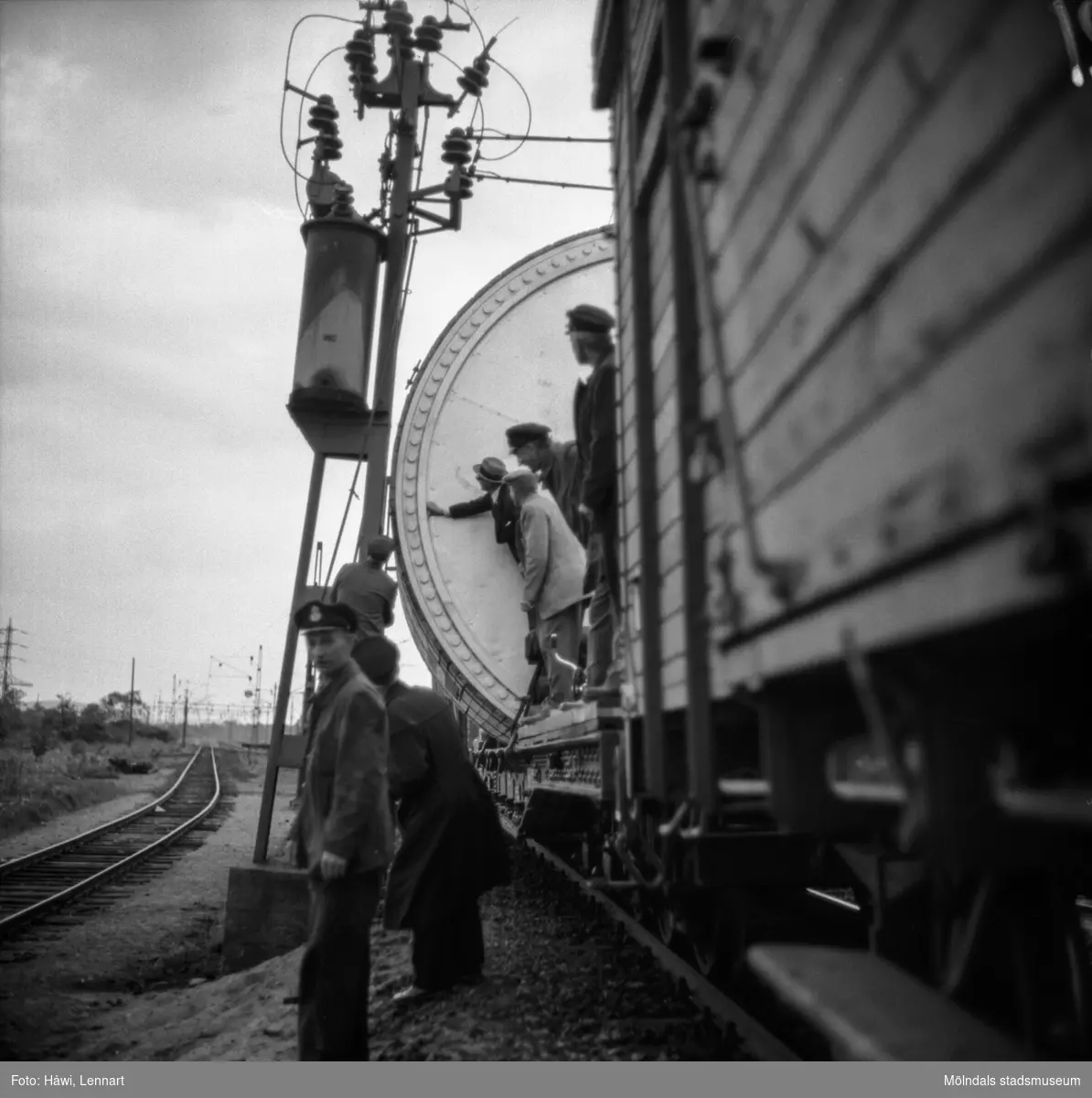 Transport av pappersbruket Papyrus PM2 yankeecylinder. Cylindern fraktas på järnvägen mot Mölndal, 2/6 1956.