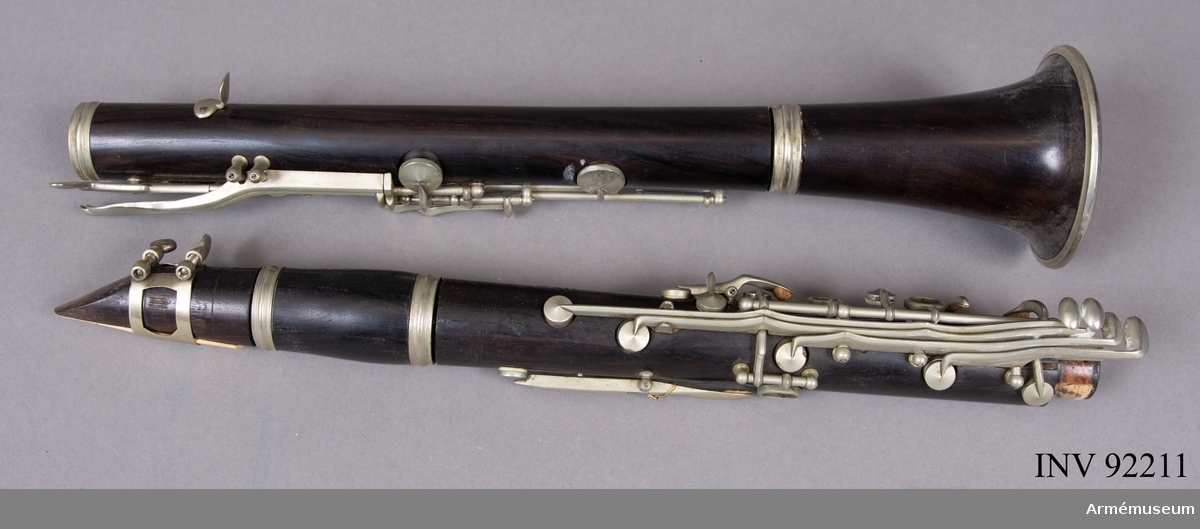 B-klarinett med tillhörande notställ.
Två delar.