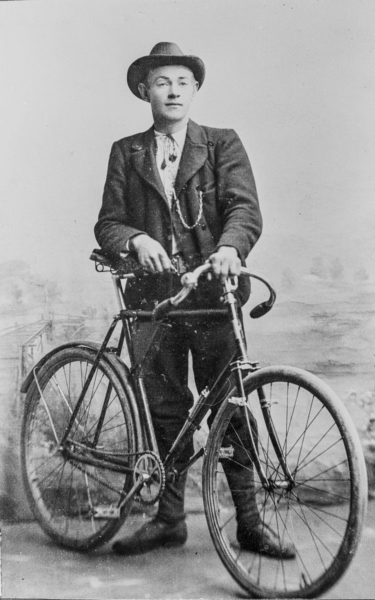 Gotfred Rugland med sykkel. 