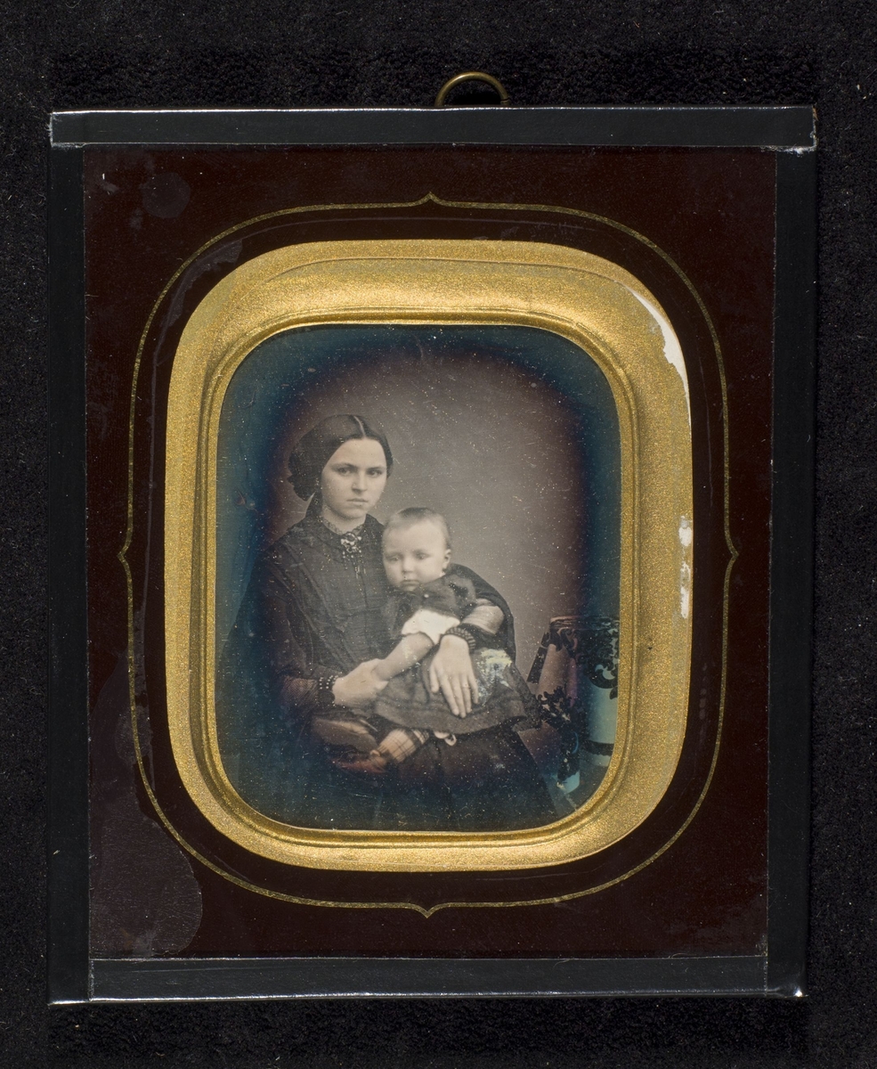 Daguerreotypi av mor med barn i fanget.
F.v.: Sofie Decezaulx Grieg f. Irgens (1837-1920), Johannes Stephanus Grieg (1856-1925).