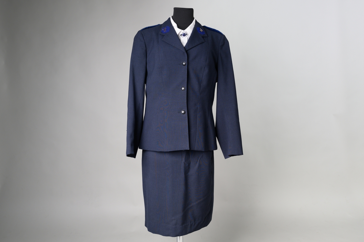 Uniform för kvinnlig soldat i Frälsningsarmén.

JM.56618:1 Kavaj, blå
JM.56618:2 Kjol, blå
JM.56618:3 Skjorta, vit (ej original till uniformen)
JM.56618:4. Klaffar, blåa, märkta ”F” till blusen/skjortan, 2 st ingick i sommaruniformen som bestod av blus och kjol, ej kavaj.
JM.56618:5 Brosch, ”F”, sytt på blått tyg, till rockslagen, 2 st.
JM.56618:6 Brosch, ”The Salvation Amy” (sattes fast över den översta knappen på blusen).