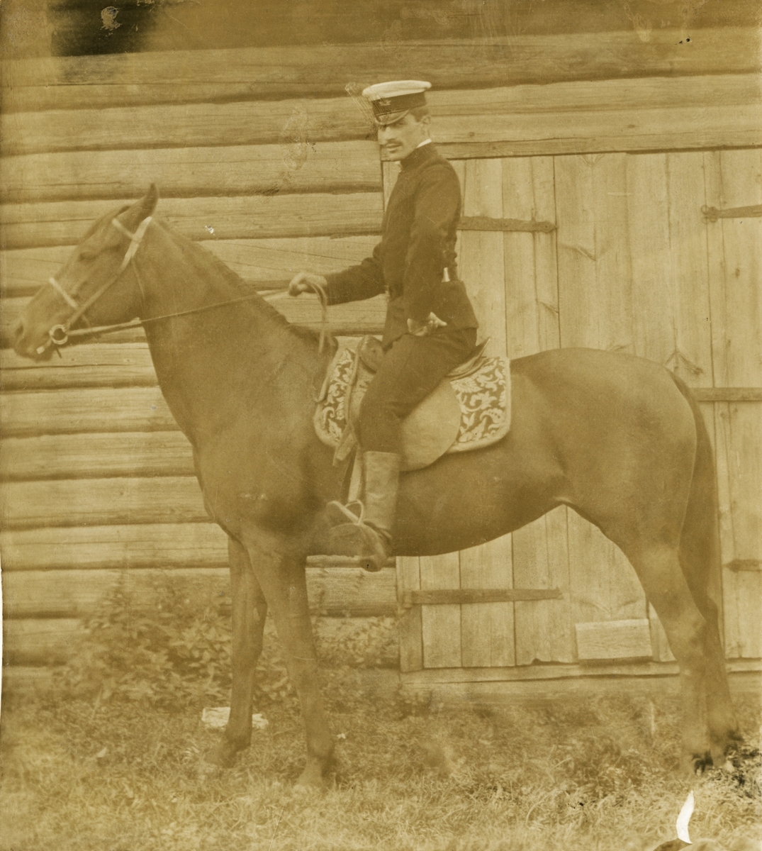 Bildet viser Teodor Rostin på hesteryggen. Bildet er tatt i Borovichi i 1902.