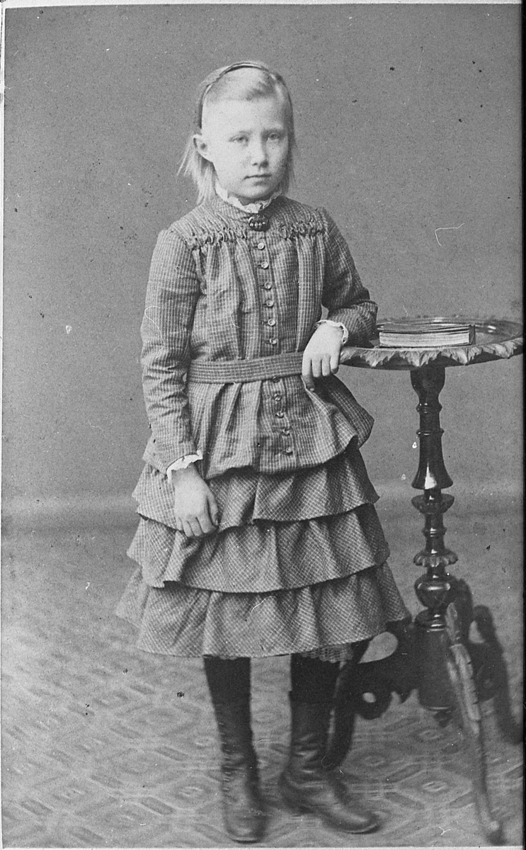 Portrett av ung jente. Else Marie Knagenhjelm Langballe, som syvåring i 1883.