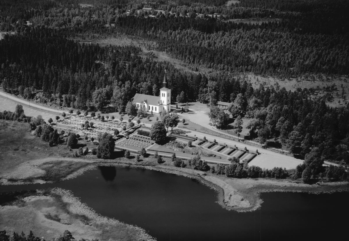 Flygfoto över Gnosjö kyrka i Jönköpings län. 1251/1964