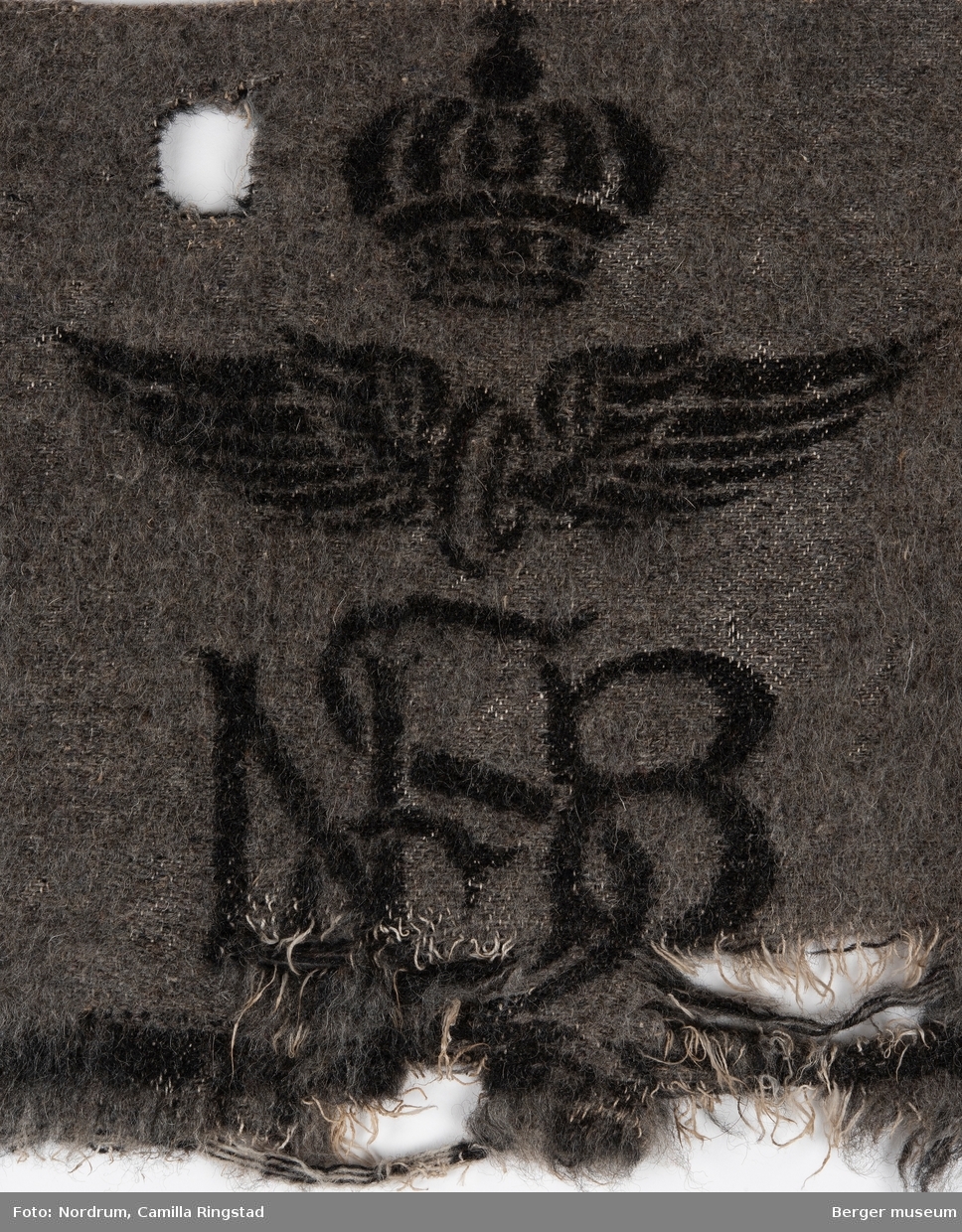 NSB-logo, hjul med vinger, krone med kors.