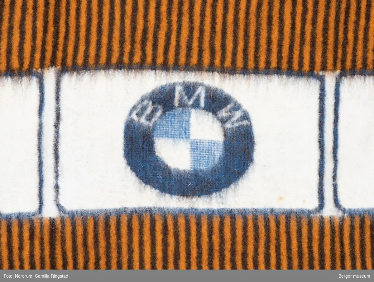 Bilpledd
Striper og BMV-logo i ruter

