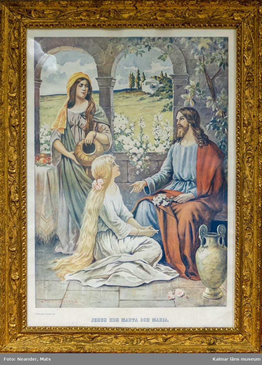Scen med Jesus hos Marta och Maria i ett rum med valvbågade öppningar, i bakgrunden ett öppet landskap med några träd och en vit byggnad. I rummet blommor och en amfora.