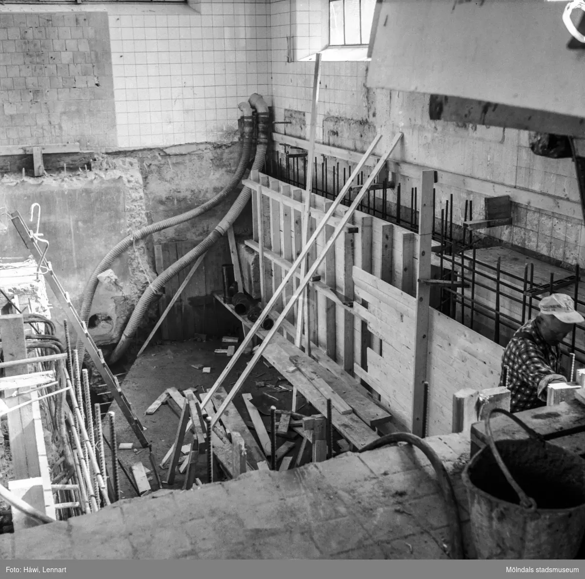 PM12 under ombyggnad på pappersbruket Papyrus i Mölndal, 1/6 1961.