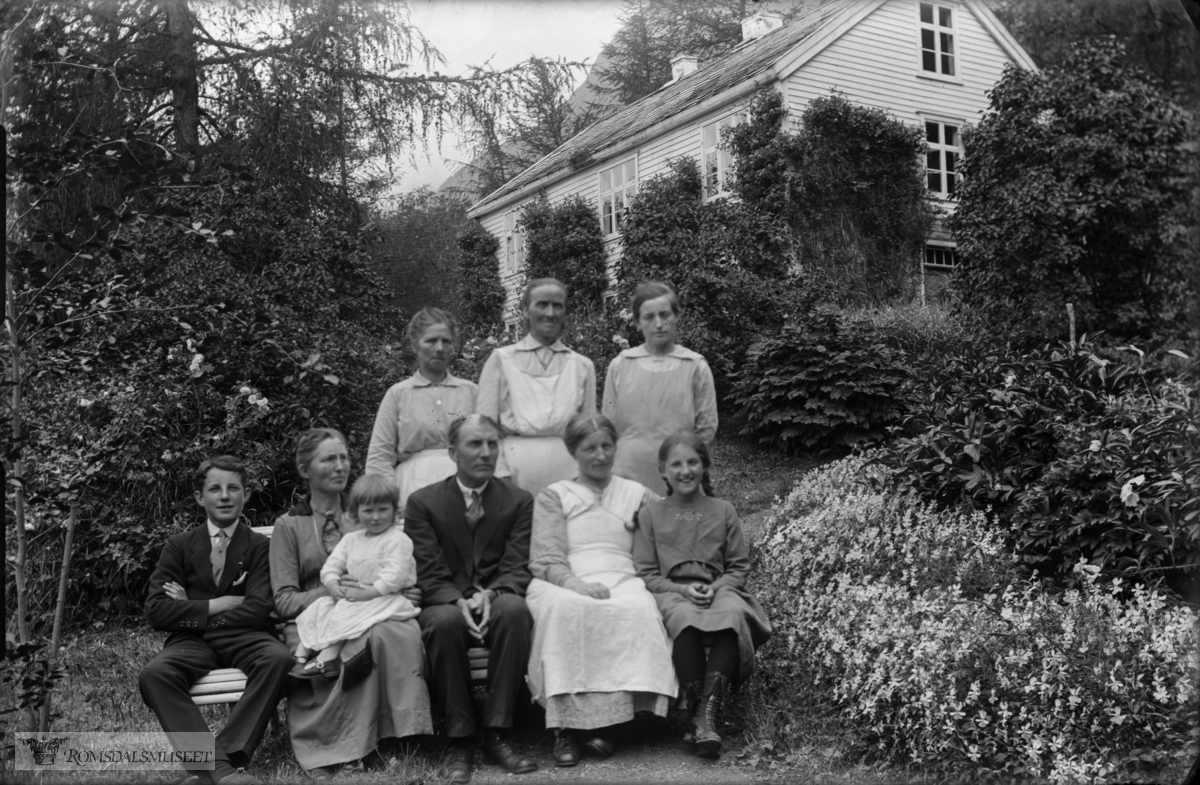 96. Lars Hamran m/fam m.f..Bilde tatt i parken på Aak 12.07.1920 eller 1919.