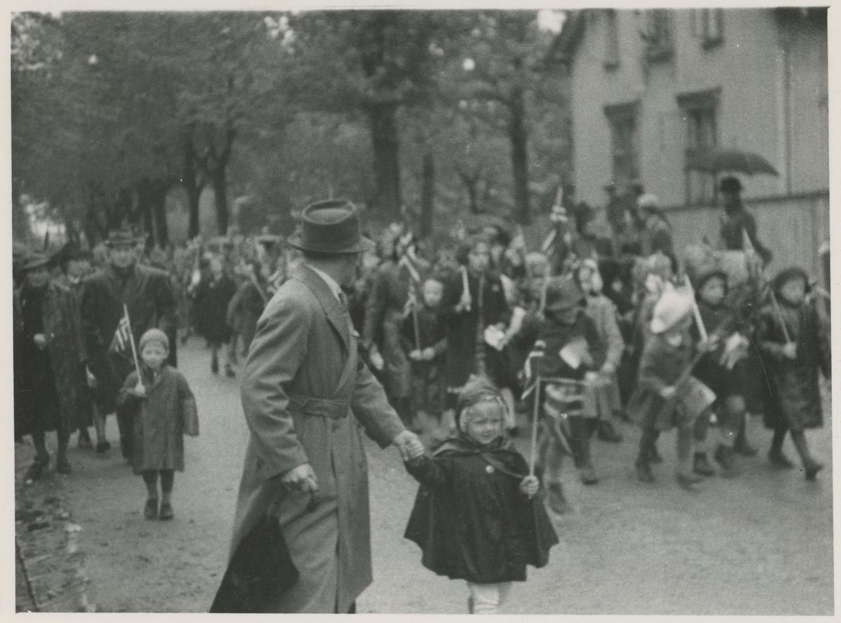 17. mai 1945, barnetoget.
Fem barnekull går for første gang i barnetog.
2 bilder.
