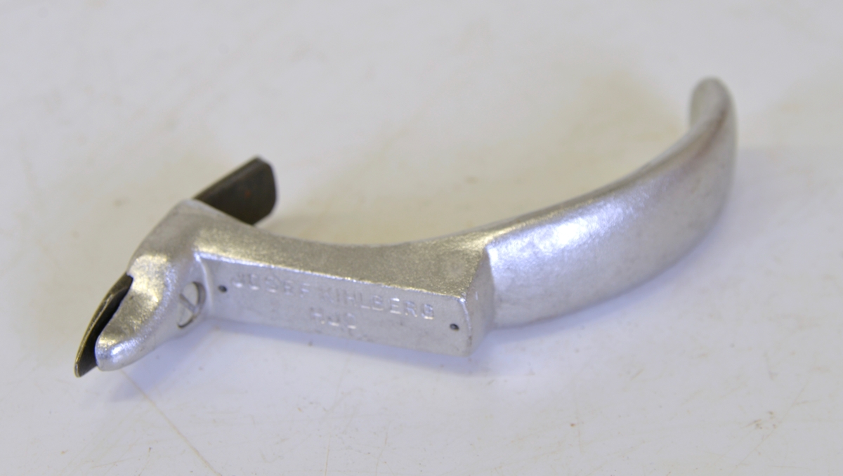 
Ett handtag av aluminium med en skidformad fot. Denna förs längs tejpen på paketet och skär upp densamma. Används för att snabbt kunna öppna paket och andra försändelser.

Från Arne Ekströms handelsmuseum.