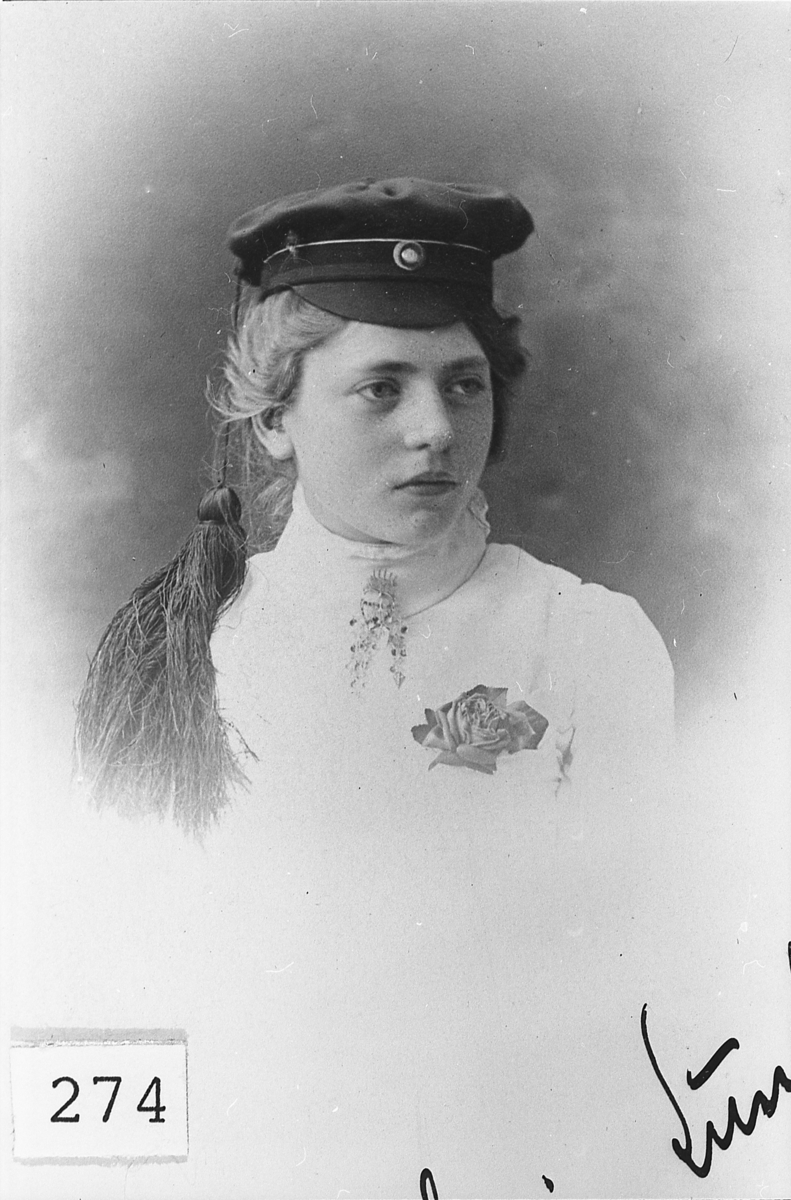 Portrett av Marie Koren Lund med studentlue. Hun var av de første kvinnelige studentene. Ca 1900.